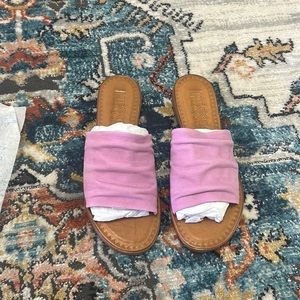 Sandals Flats By Clothes Mentor